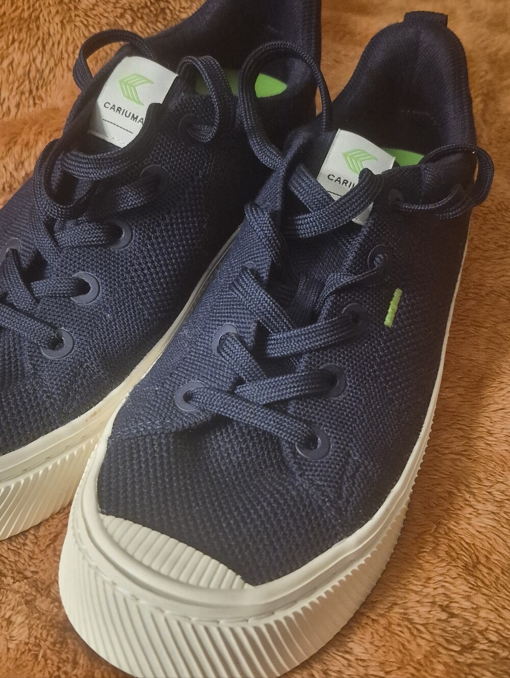 Unisex Size 8M 9.5W Cariuma Navy Sneakers w White Sole and Green Accent Like New
